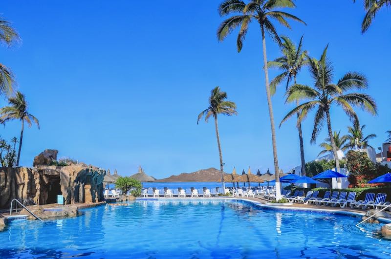Large pool for families at Mazatlán resort.