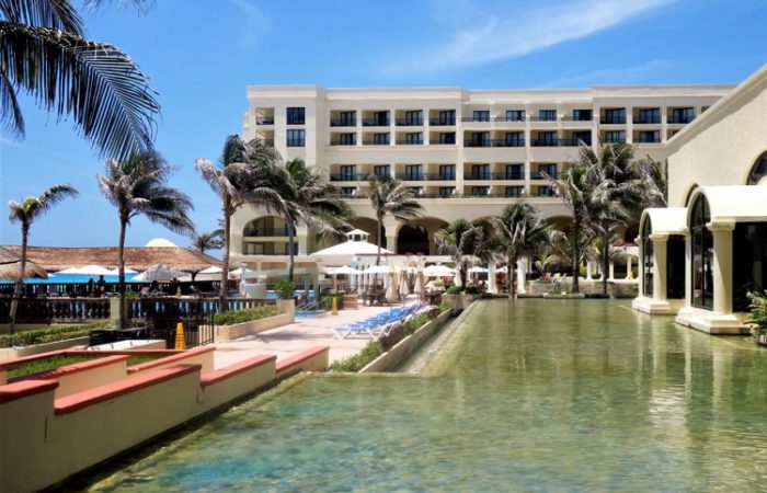Cancun family resort in middle hotel zone