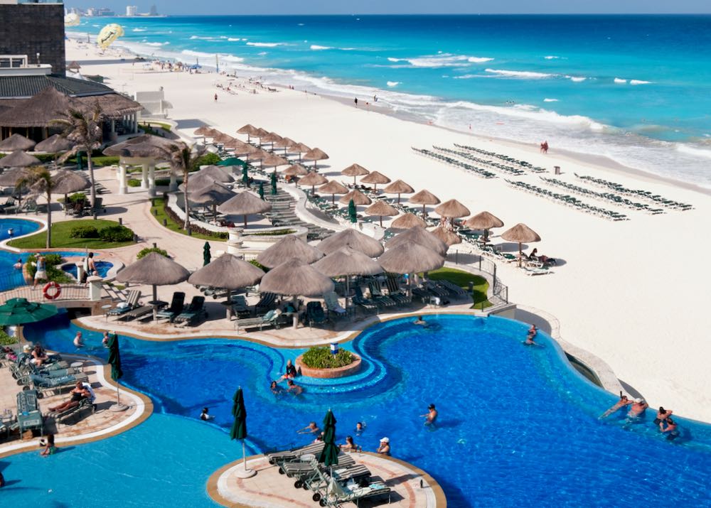 hotels with swimmable beaches in cancun