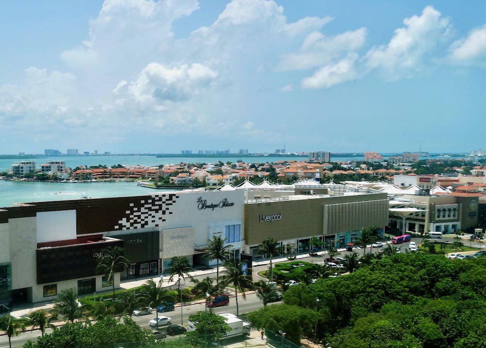 Best place to stay near shopping malls in Cancun.