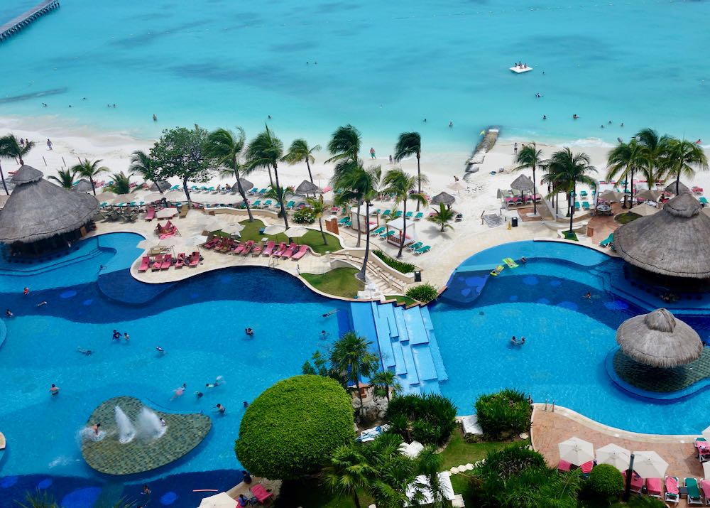 5-star family-friendly hotel with pool in Cancun.