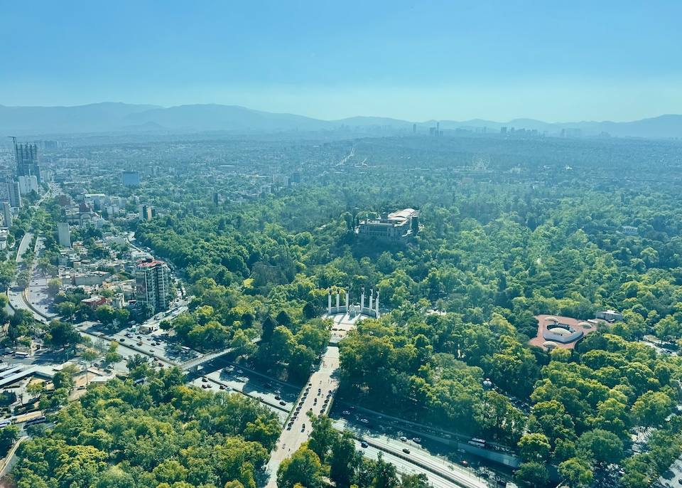 View from above the Bosque de Chapultepec with the castle and Monumento a los Niños Héroes in the center.